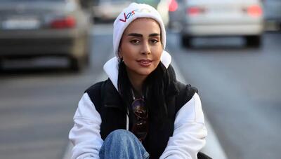 استایل زمستانی بیتا عالمی با هودی سفید و کلاه بافت (عکس)