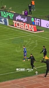 ببینید؛ خوشحالی جنجالی حردانی؛ پیراهن استقلال روی پرچم سپاهان