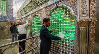 غبارروبی ضریح مطهر علوی در آستانهٔ میلاد امیرالمؤمنین (ع) | جهان نیوز