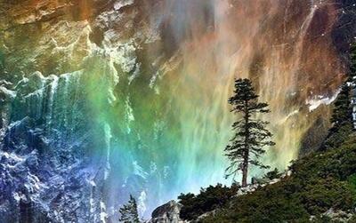 ببینید / آبشار رنگین‌کمانی نادر در پارک ملی یوسمیتی؛ شاهکار طبیعت در دل باد و نور