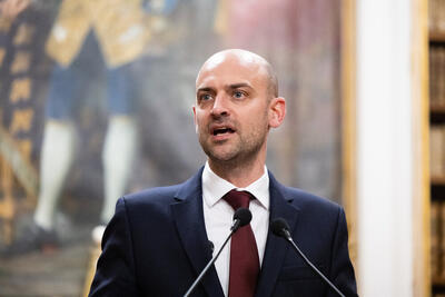 پاریس: برکناری مادورو با حقوق بین‌الملل در تعارض است