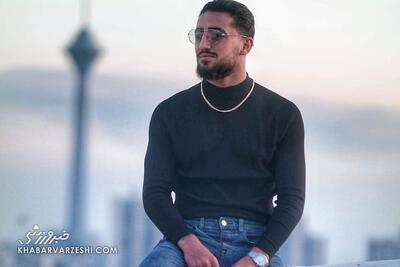 لژیونر ایرانی با علامت پیروزی در فرودگاه کشور اروپایی +عکس - پارس فوتبال