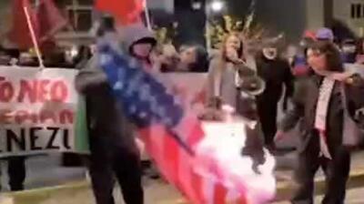 پرچم آمریکا در برلین، مقابل سفارت آمریکا، پایین کشیده و سوزانده شد