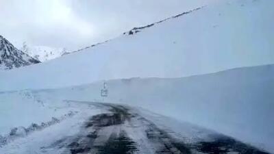 ببینید | صحنه‌هایی کم‌نظیر از ارتفاع ۵ متری برف در گردنه گله‌بادوش الیگودرز