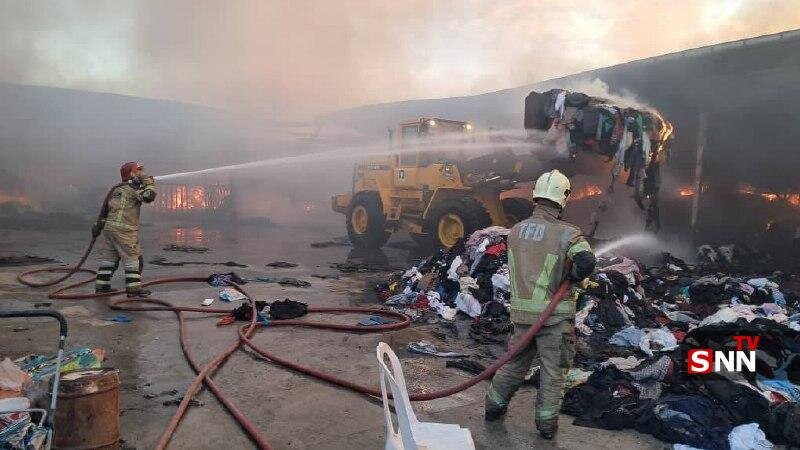 عکس/ آتش‌سوزی گسترده در انبار لباس در جاده ورامین