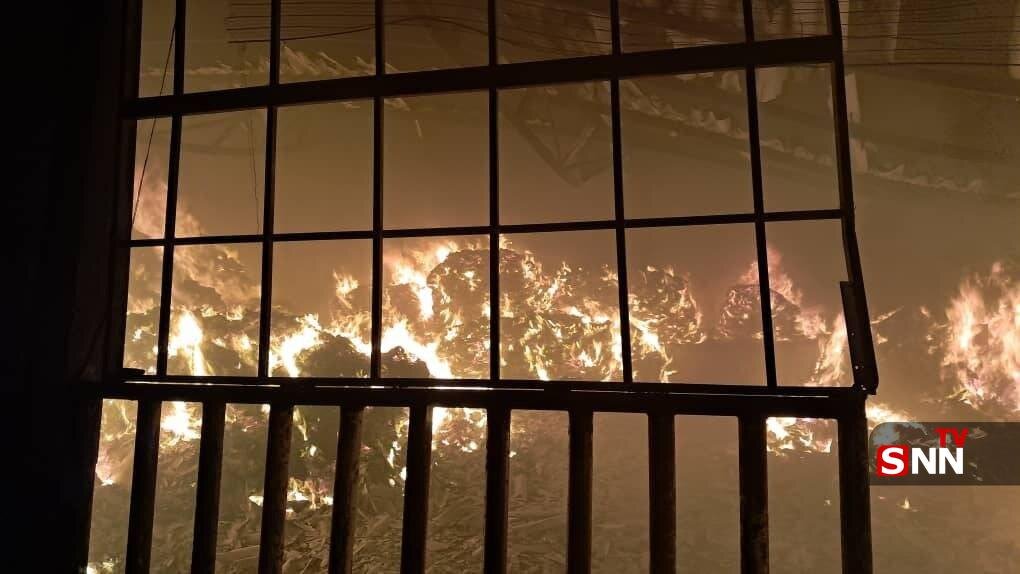 عکس/ آتش‌سوزی گسترده در انبار لباس در جاده ورامین