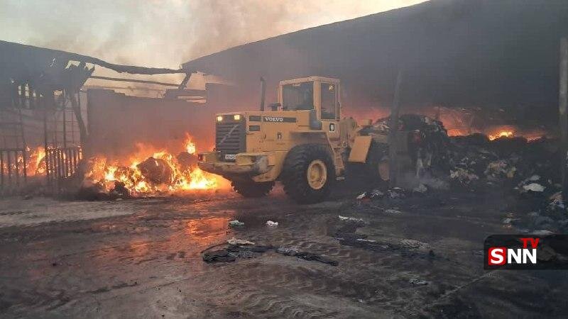 عکس/ آتش‌سوزی گسترده در انبار لباس در جاده ورامین