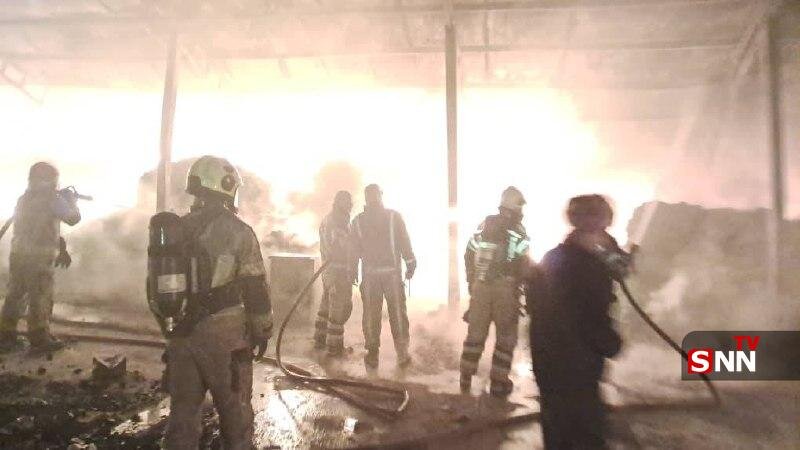 عکس/ آتش‌سوزی گسترده در انبار لباس در جاده ورامین