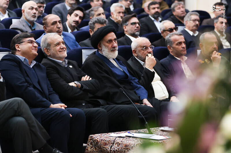 نشست پزشکیان با سرمایه گذاران و فعالان اقتصادی شهرکرد