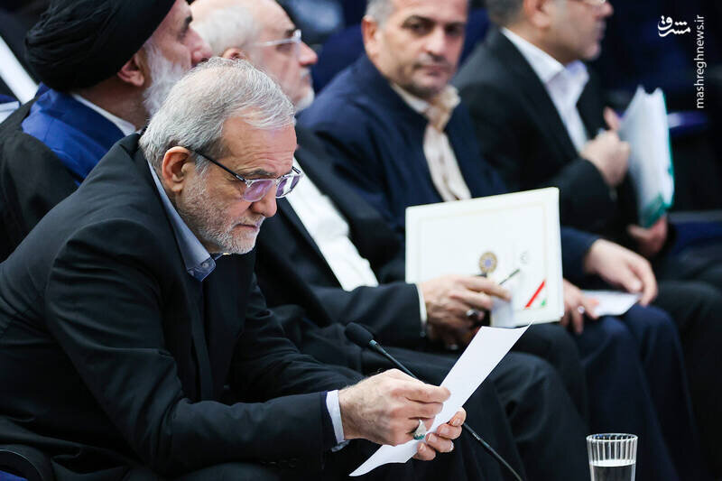 نشست پزشکیان با سرمایه گذاران و فعالان اقتصادی شهرکرد