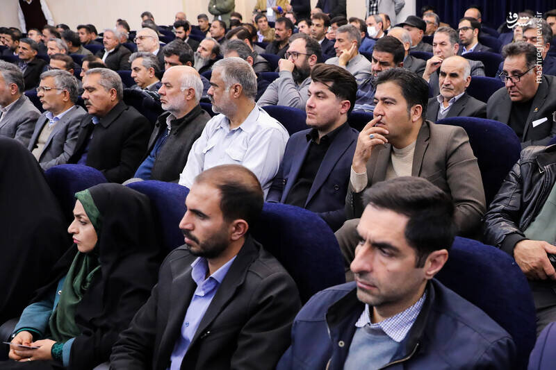 نشست پزشکیان با سرمایه گذاران و فعالان اقتصادی شهرکرد