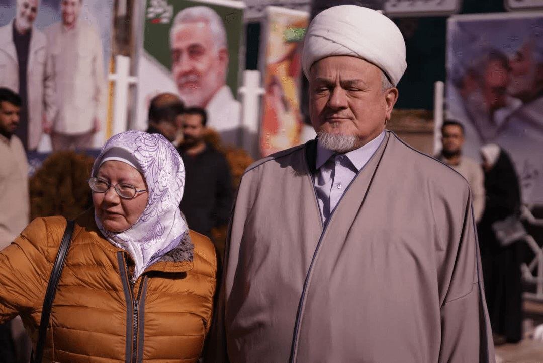 عکس/ حضور زائران روسی بر سر مزار حاج‌قاسم