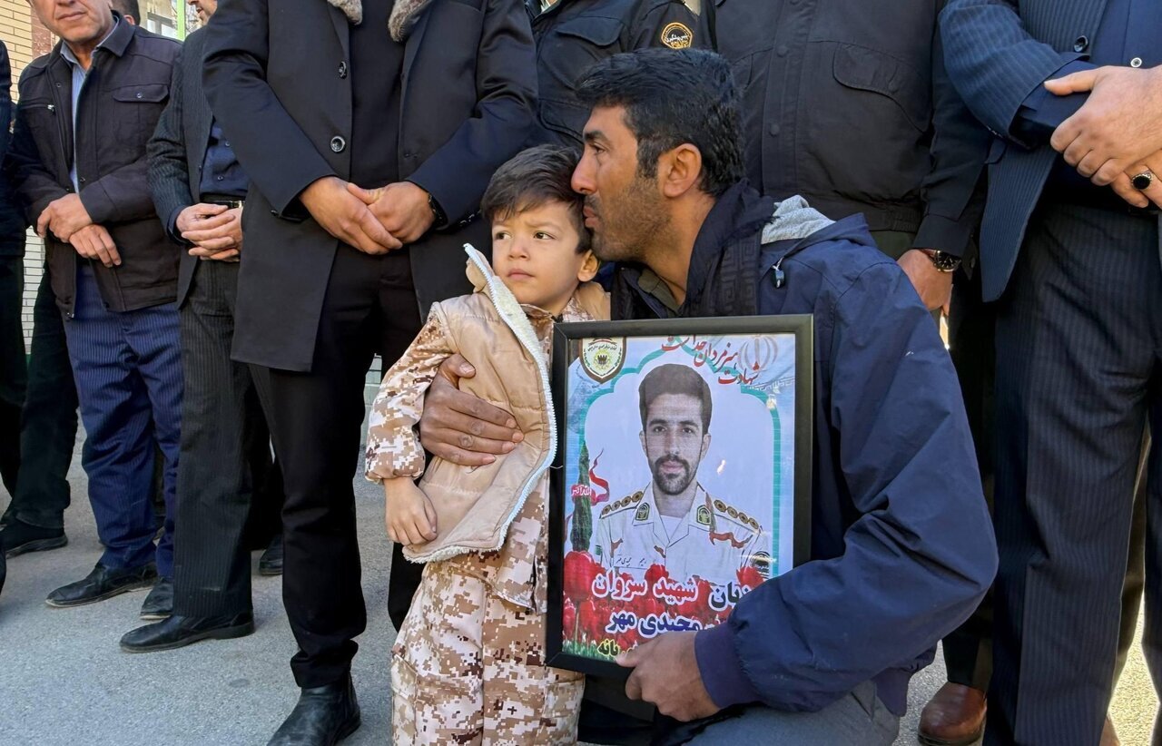 احساسی‌ترین لحظه تشییع پیکر شهید مرزبانی که در کوه‌های بانه یخ زد | چهره فرزند شهید رحیم مجیدی مهر را ببینید | مردم سنگ تمام گذاشتند