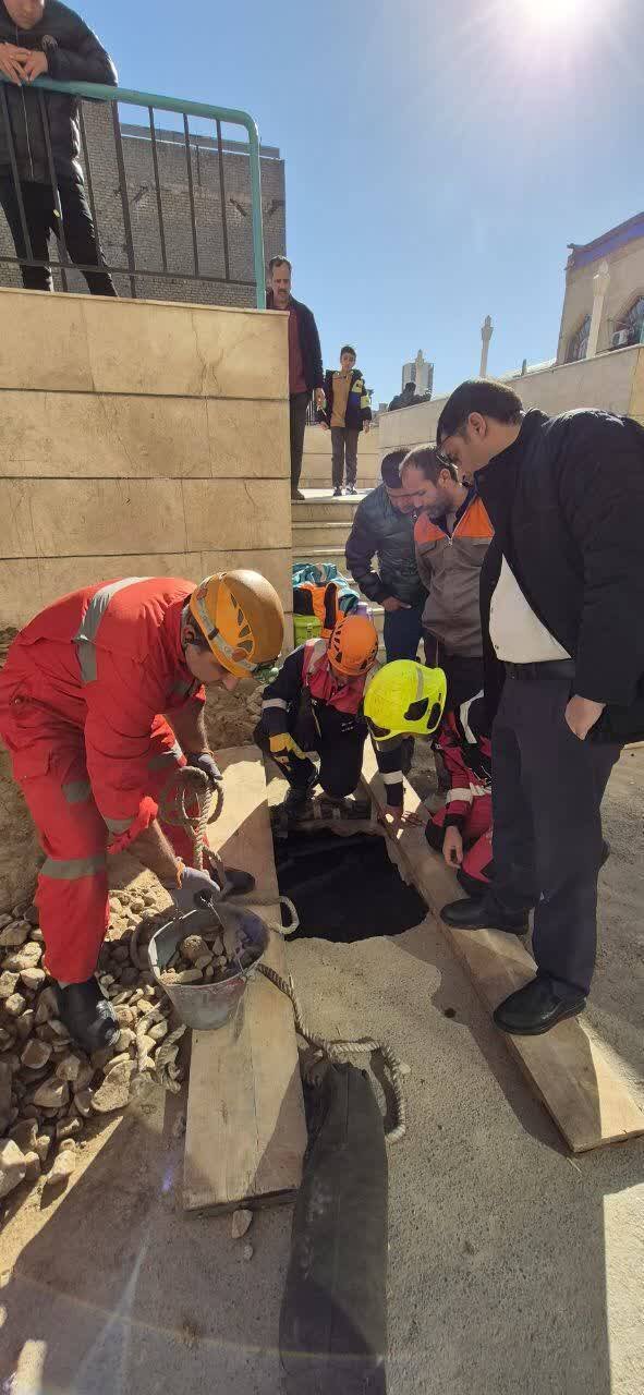 نجات یک کارگر از حادثه سقوط در چاه در مشهد
